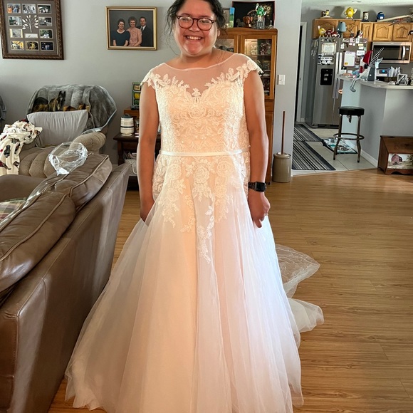 Wedding Dress (POCKETS) - Picture 2 of 4